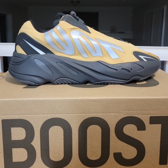 Yeezy 700 - Picture 1 of 7
